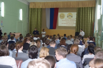 Руководитель Центра правового просвещения, формирования толерантности, противодействия экстремизму и коррупции ВлГУ Ахмедов Микаэль, совместно со студентами ЮИ ВлГУ прочитали лекцию на тему: «Уголовный закон в РФ – воспитательное значение» для школьников